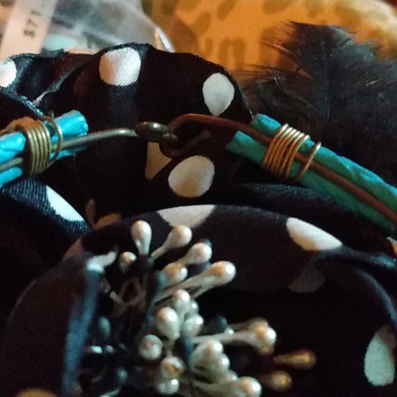 Boutique earrings & bracelet - Picture 4 of 6